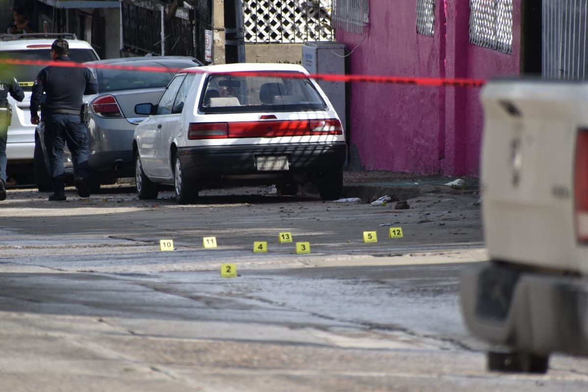 Los oficiales encontraron a una fémina en el asiento del conductor de un carro Toyota color gris. Foto: Cortesía