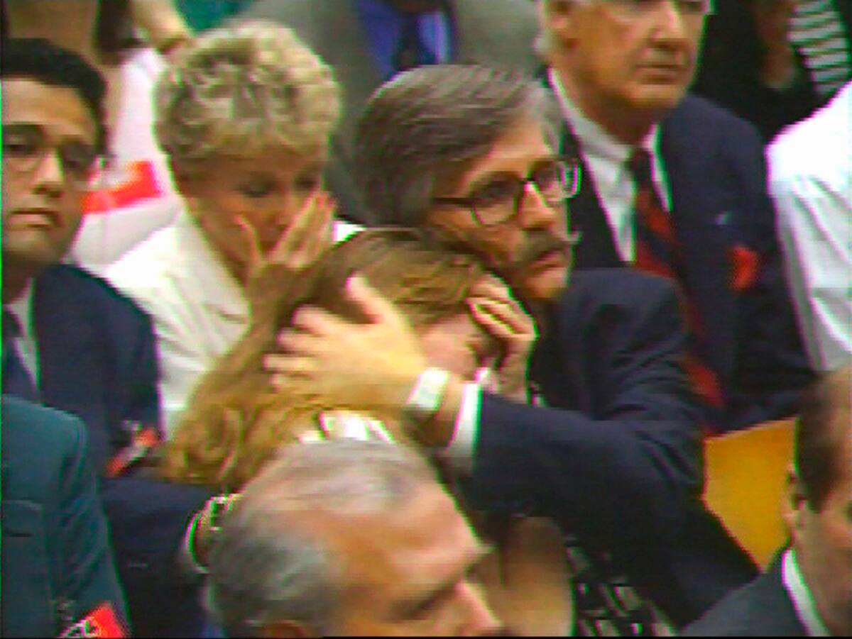 En esta imagen del 3 de octubre de 1995 tomada de un video, la hermana de la víctima de asesinato Ron Goldman, Kim, y su padre, Fred, reaccionan al escuchar el veredicto de inocencia para O.J. Simpson tras el juicio por el asesinato de Nicole Brown Simpson y Goldman. (AP Foto, Archivo)