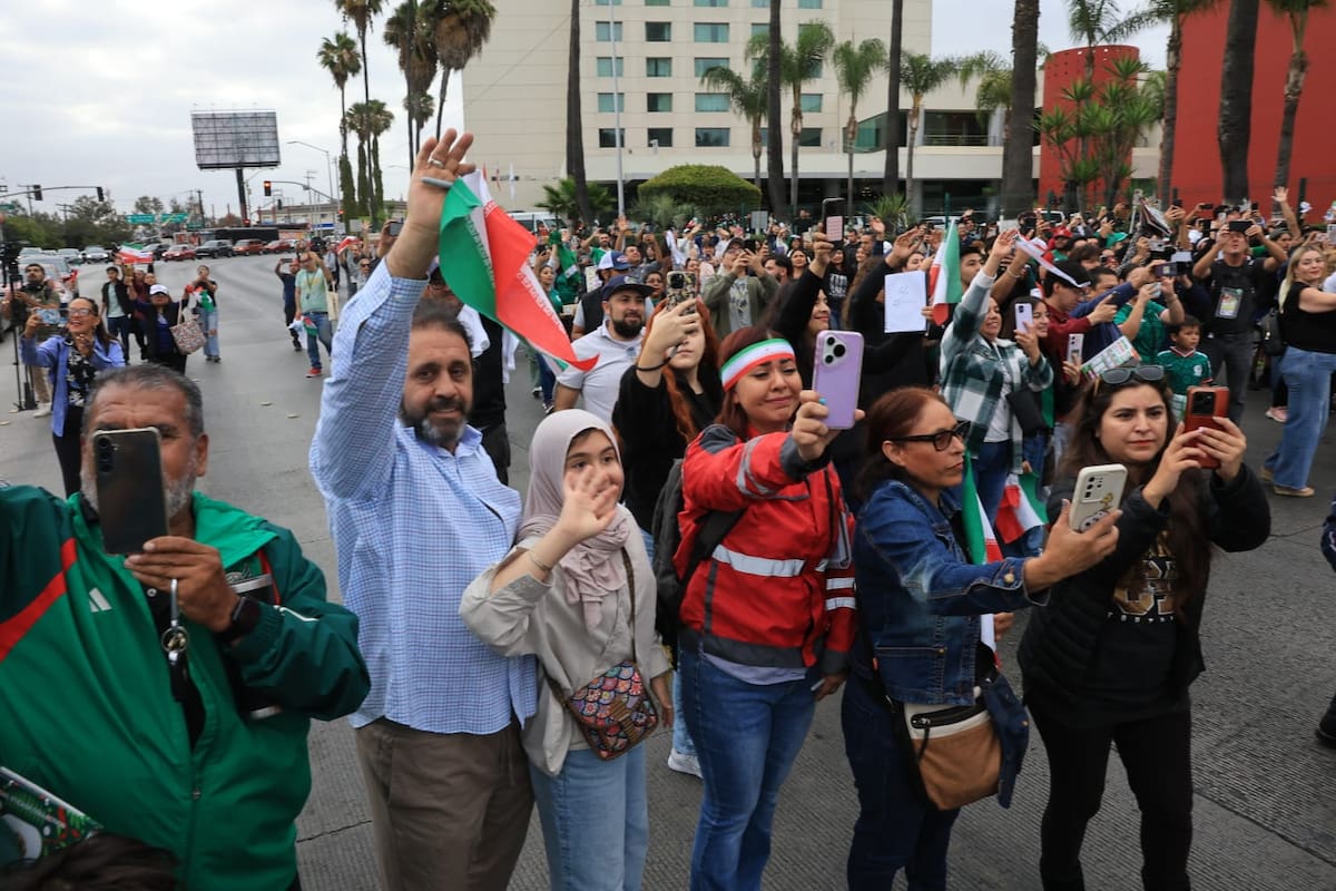 Decenas de seguidores acudieron al hotel donde se concentró el equipo iraní para despedirlo con autógrafos, fotografías y regalos, cerrando así uno de los capítulos mundialistas que vivió Tijuana durante la Copa Mundial de la FIFA 2026. Foto: Sergio Ortiz