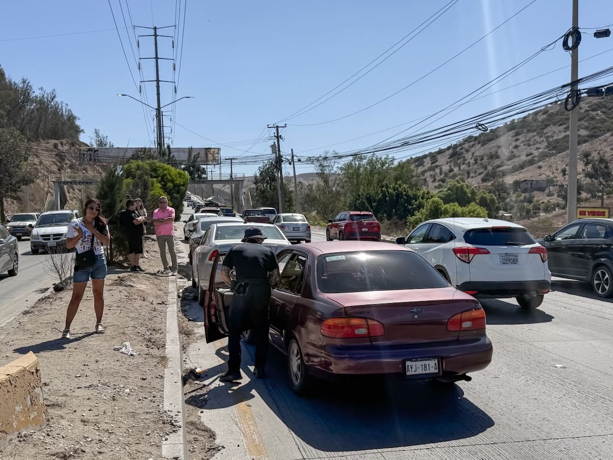 De acuerdo con información preliminar, un vehículo que circulaba por la zona habría frenado repentinamente y posteriormente se retiró del lugar. Foto: Cortesía / Border Zoom