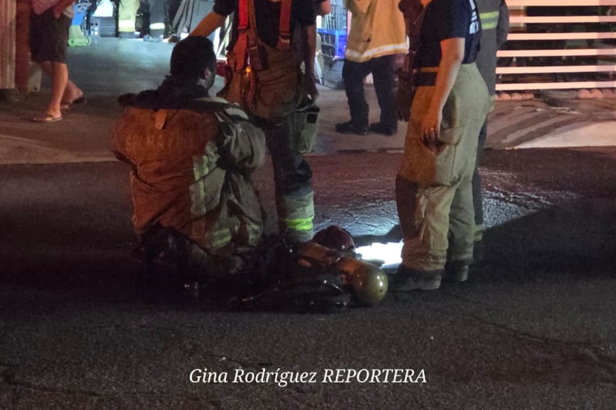 Fuerte incendio deja a familia sin hogar y dos bomberos atendidos por agotamiento
