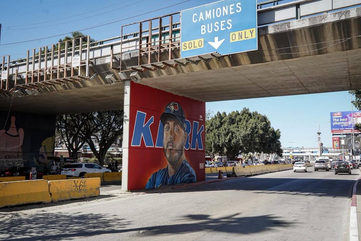 Un mural de más de cinco metros de altura ubicado cerca de la garita de San Ysidro realizado por el artista urbano Mode Orozco. Foto: Border Zoom