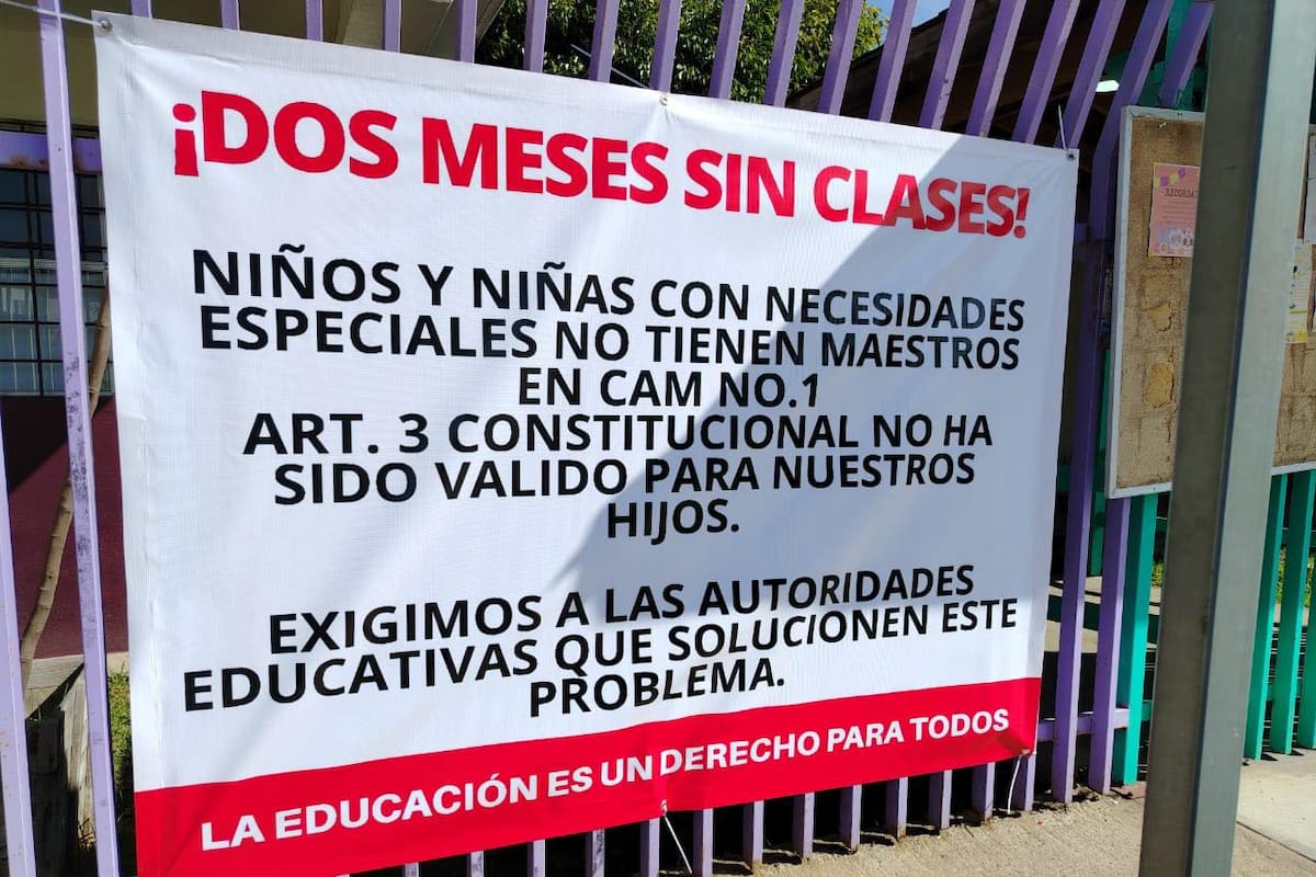 Padres de familia reclaman maestro para niños de educación especial