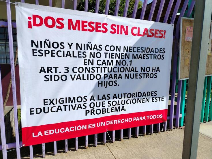 Padres de familia reclaman maestro para niños de educación especial