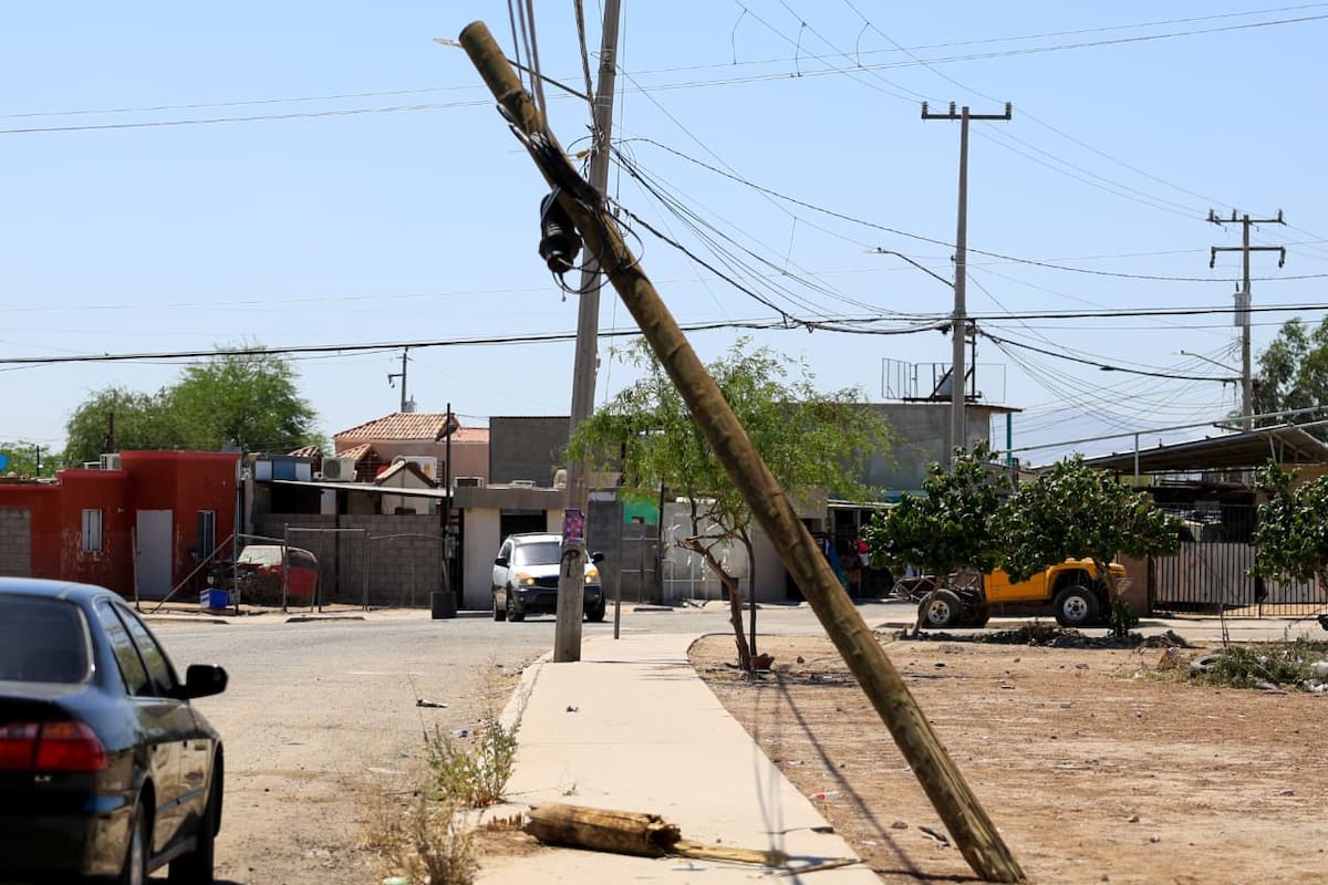 “No son interrupciones, son apagones”, alertan por fallas eléctricas y postes deteriorados en Mexicali