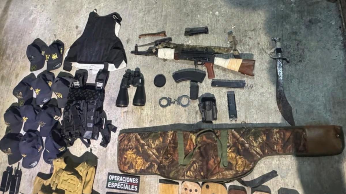 En el inmueble aseguraron fusiles, 171 cartuchos útiles y uniformes de uso exclusivo del Ejército Mexicano. /El Universal