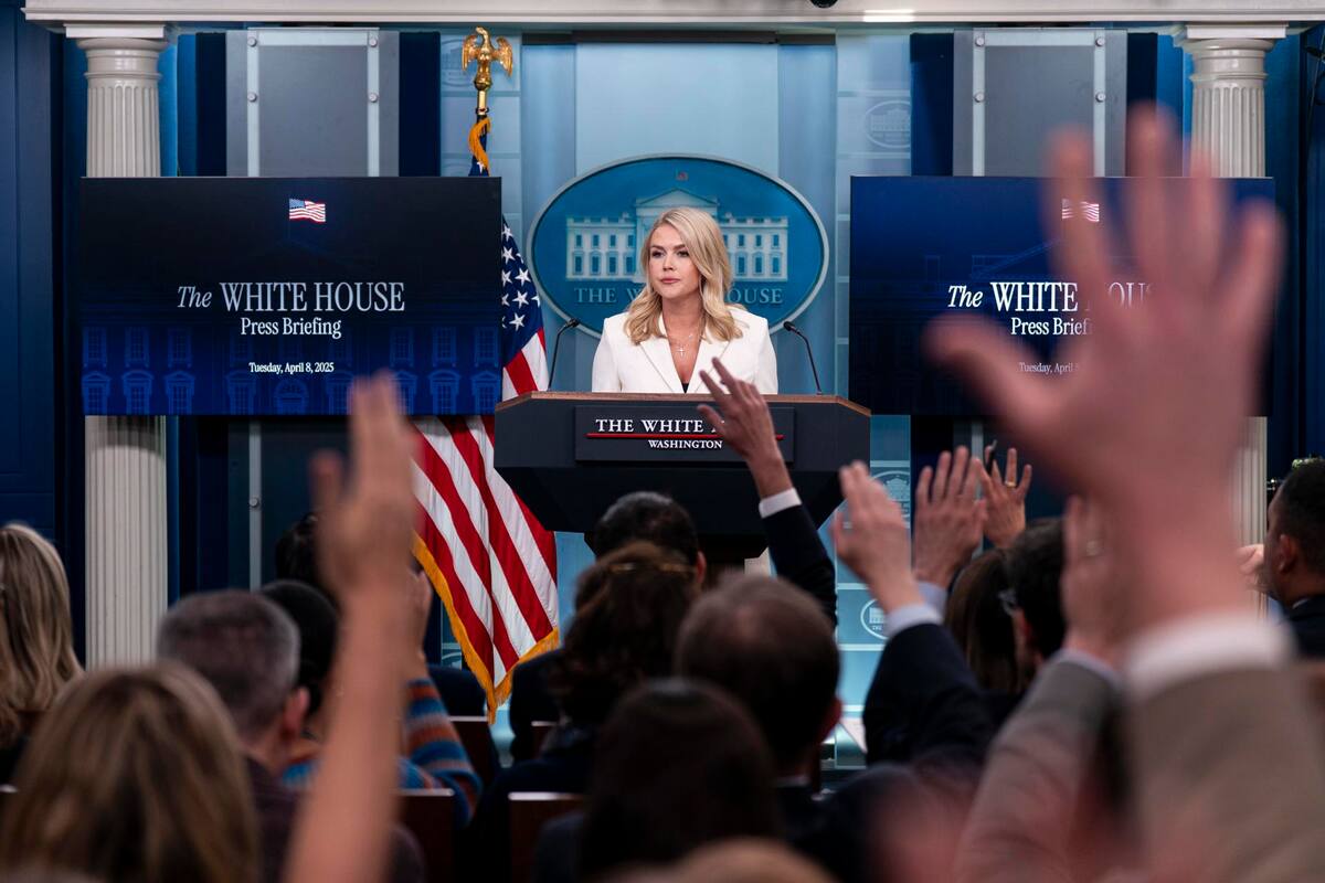 Washington (United States), 08/04/2025.- Karoline Leavitt, durante una conferencia de prensa sostenida el 8 de abril del 2025. | Crédito: EFE/EPA/AL DRAGO / POOL