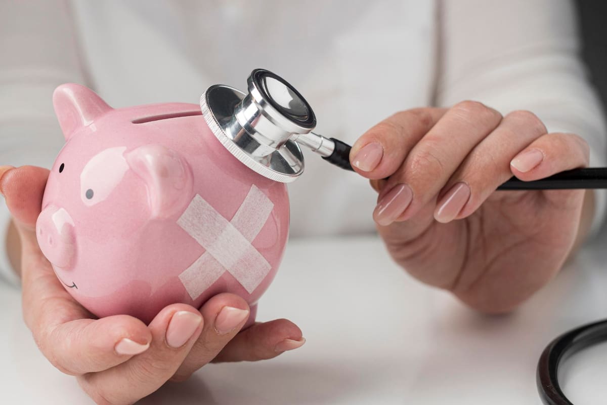 Deducible, coaseguro y periodos de espera: la guía esencial de CONDUSEF para calcular cuánto dinero debe pagar realmente de su bolsillo antes de que su seguro médico cubra una enfermedad o accidente