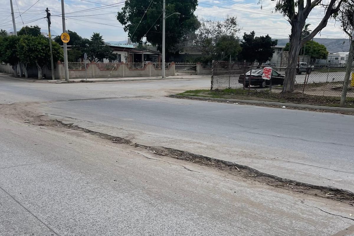 Proliferan baches en las calles de Rosarito
