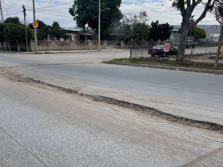 Proliferan baches en las calles de Rosarito