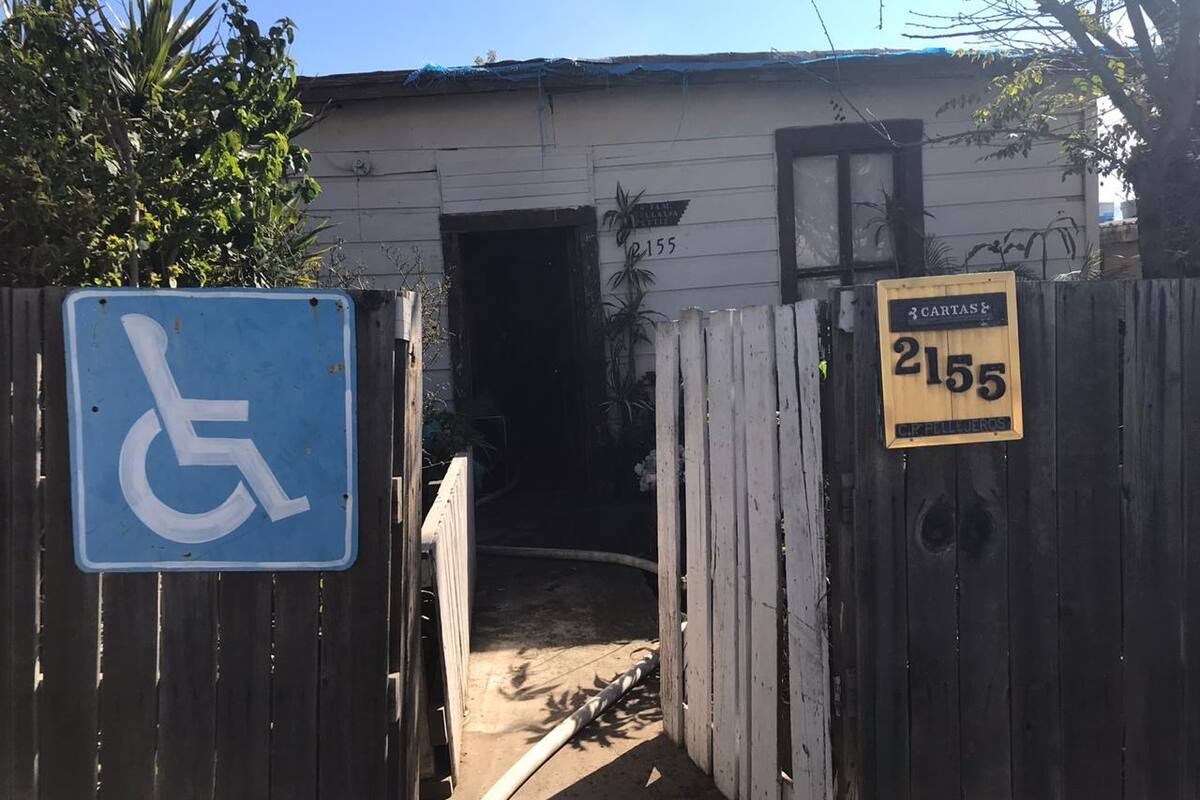 Rescatan a pareja de ancianos mientras su casa se quemaba
