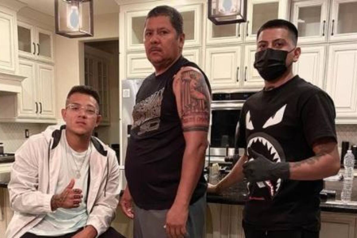 El padre de Julio Urías se tatúa la imagen del lanzador celebrando la Serie Mundial