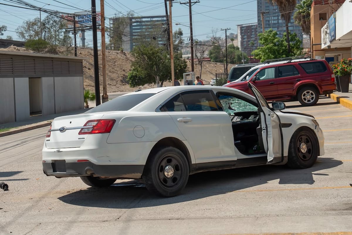 Un ciclista de 63 años sufrió lesiones de gravedad luego de ser embestido por un automóvil sin placas. El conductor fue detenido mientras se realizan las investigaciones.
Fotos: Border Zoom.