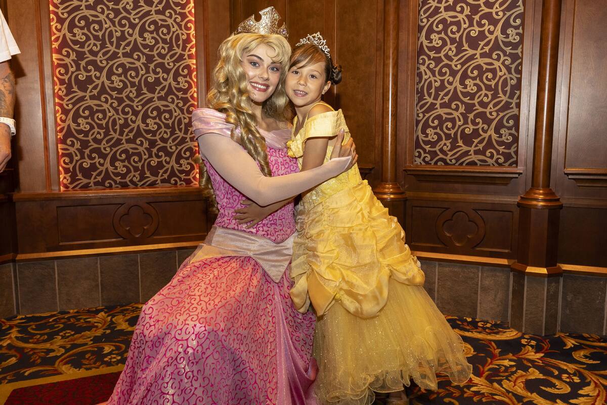 Saúl 'Canelo' Álvarez pasa día en familia en Disneyland