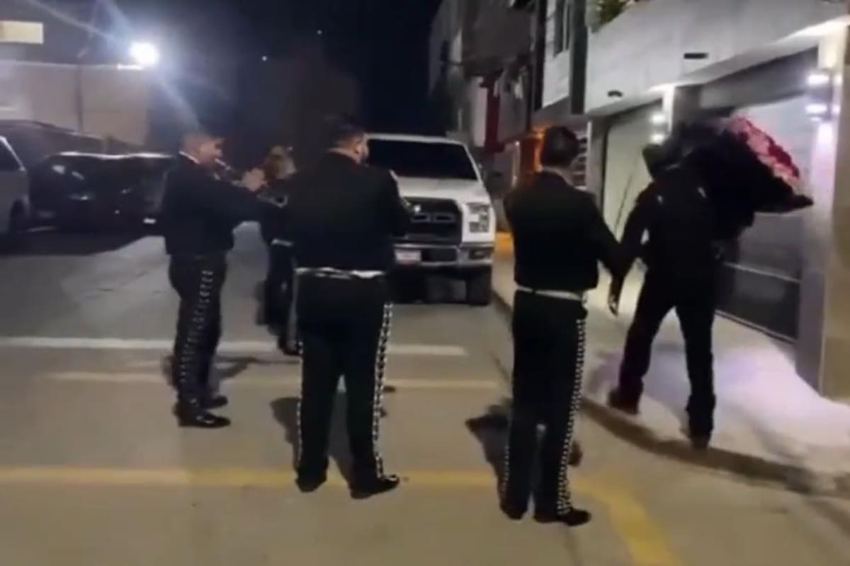 “Si nos dejan”, pero el reglamento no lo deja; policía de Rosarito será sancionado por serenata con uniforme