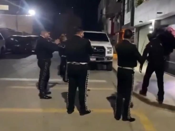 “Si nos dejan”, pero el reglamento no lo deja; policía de Rosarito será sancionado por serenata con uniforme