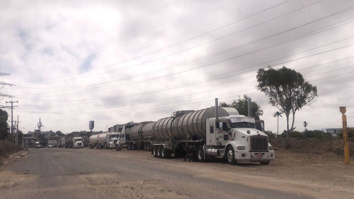 Pipas que llegaron a abastecerse de combustible permanecen estacionadas sobre el Camino Viejo a Pemex.
