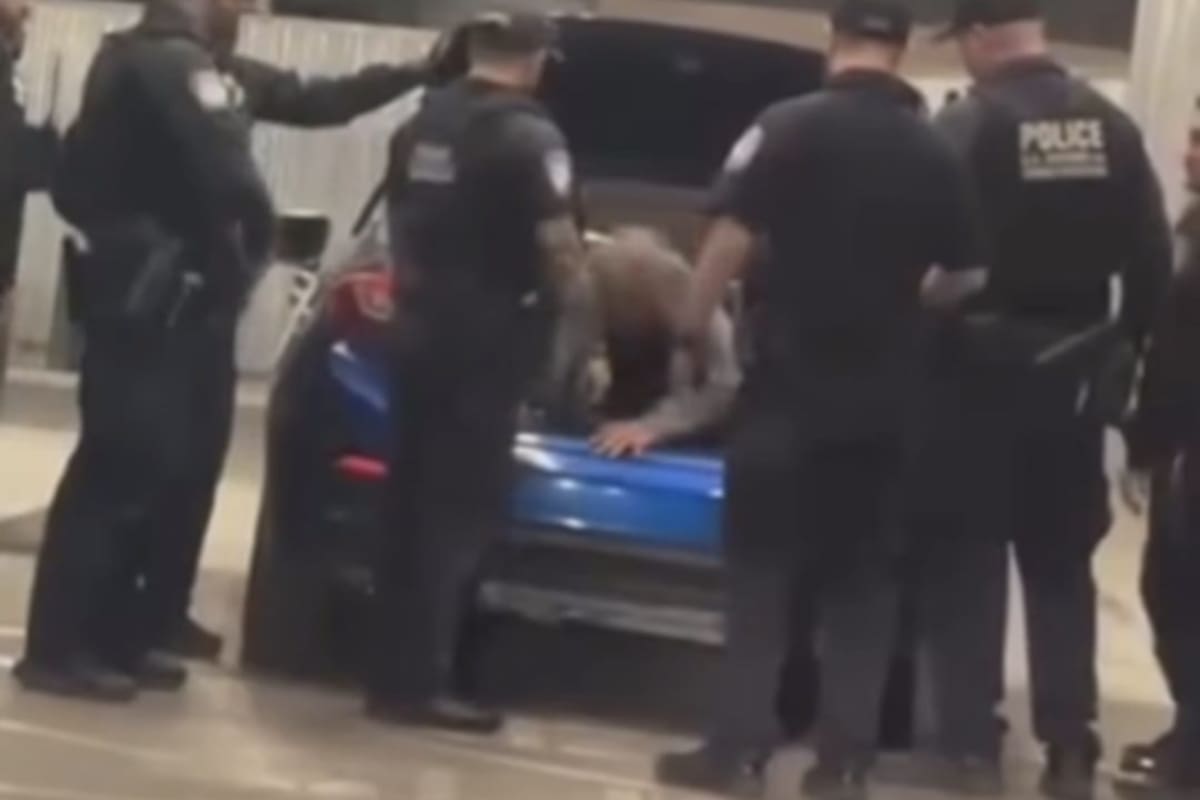 Detienen a conductora en Garita Centro por transportar a persona en la cajuela