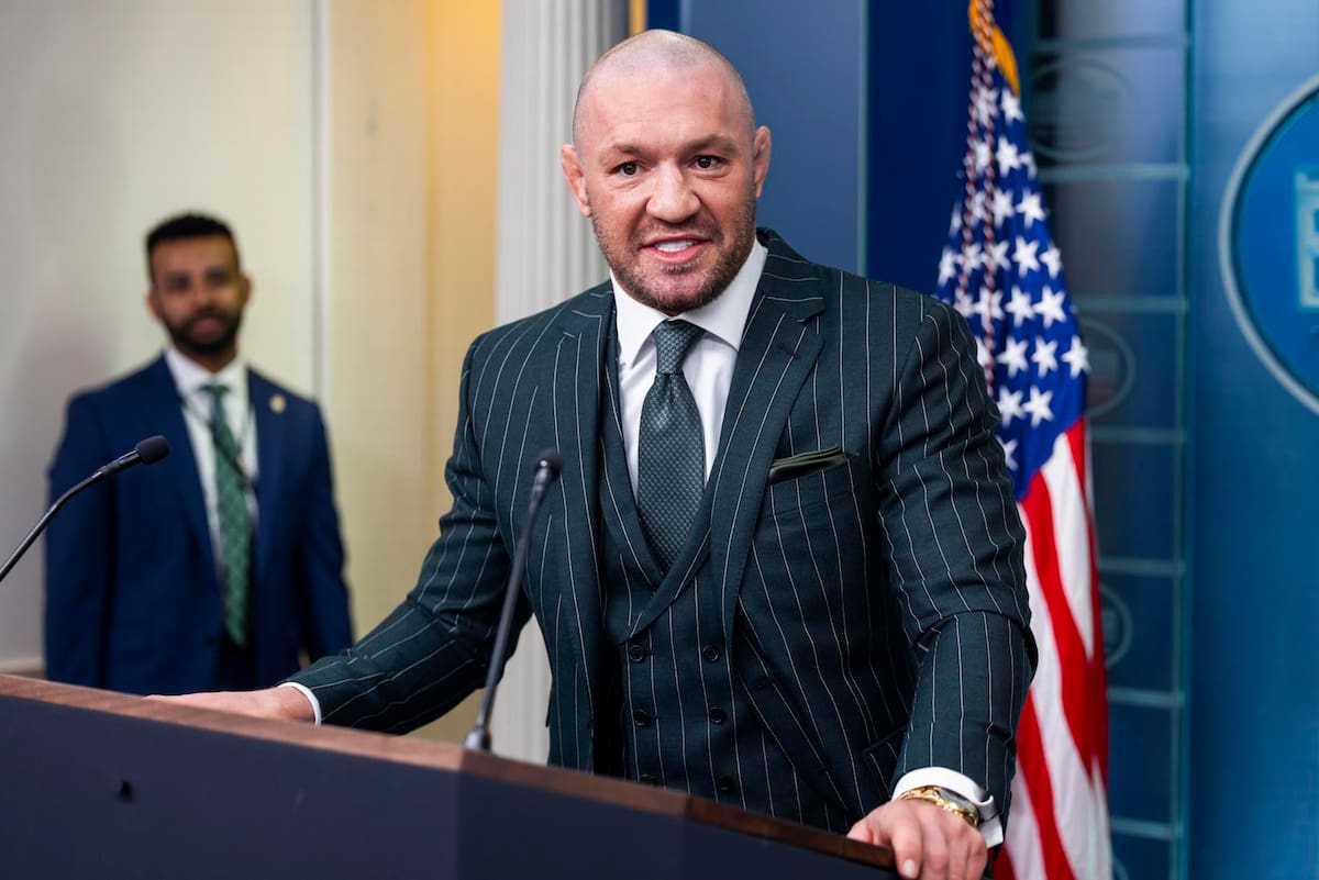 WASHINGTON (United States), 17/03/2025.- Irish mixed martial artist Conor McGregor (C), alongside White House Press Secretary Karoline Leavitt (C-R), speaks briefly to the media in the White House Press Briefing Room in Washington, DC, USA, 17 March 2025. McGregor said he was meeting with President Trump later in the day. EFE/EPA/JIM LO SCALZO / POOL