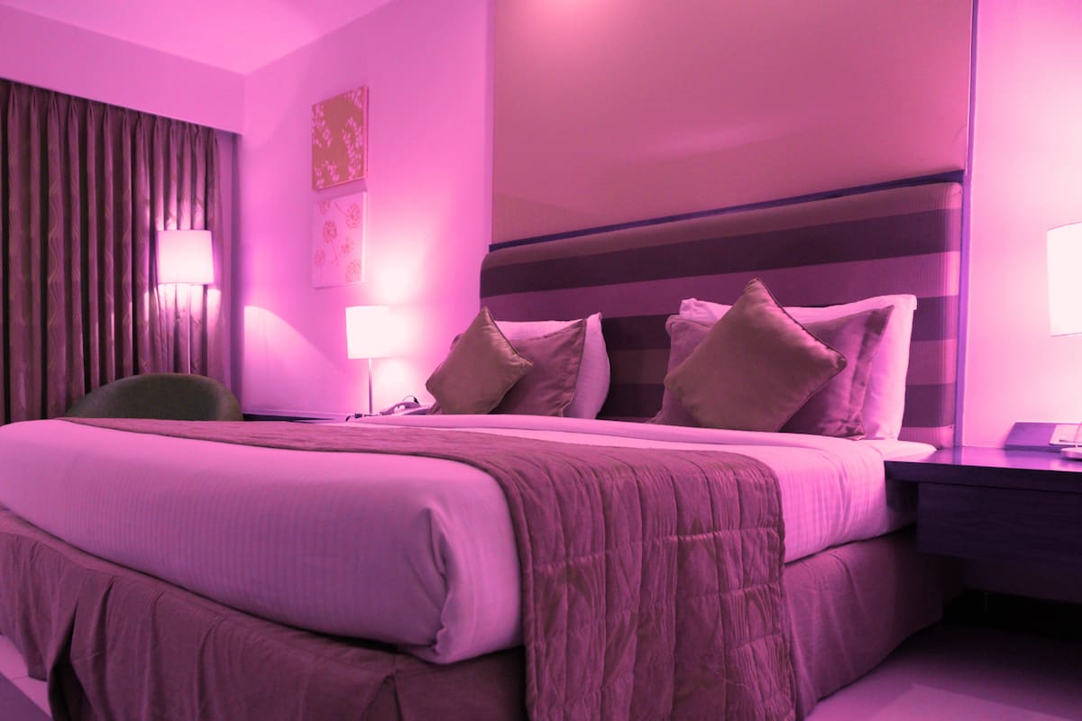 Cómo influyen las luces LED de colores en tu descanso y concentración