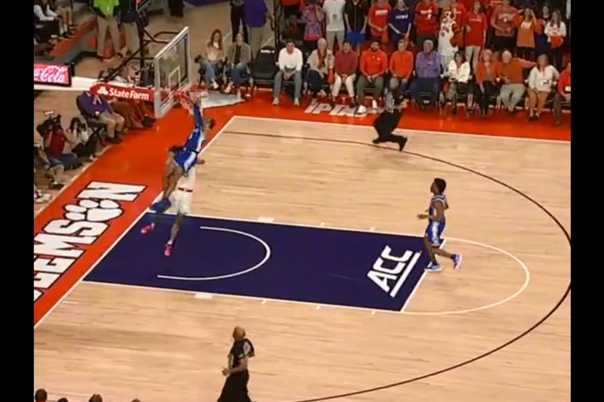 VIDEO: Fuerte caída casi acaba con la vida de basquetbolista universitario en NCAA