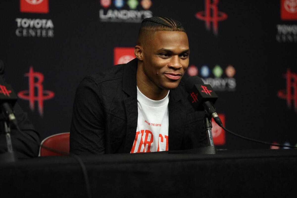 Russell Westbrook presentado con los Rockets de Houston
