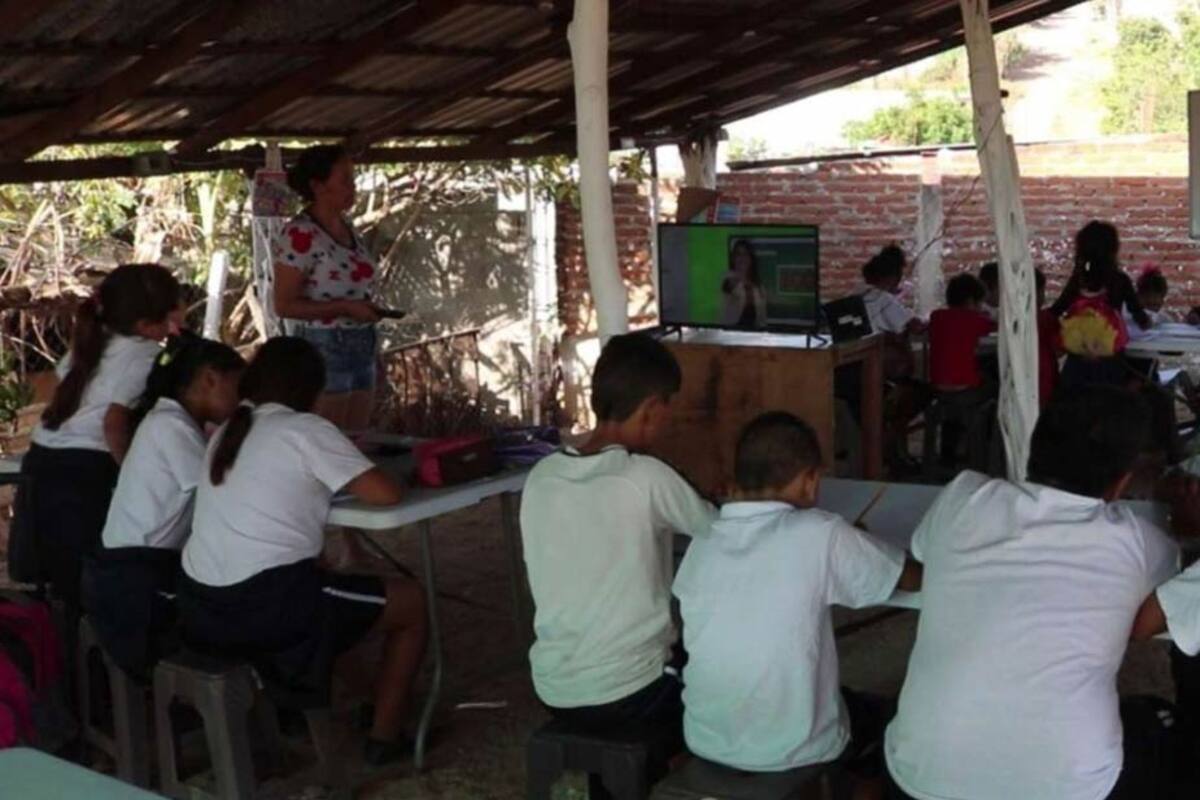 ‘Los Chapitos’ acondicionan escuela virtual para niños de escasos recursos en Culiacán