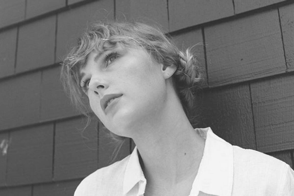 ''Folklore'' de Taylor Swift se mantiene en los primeros lugares por segunda semana consecutiva