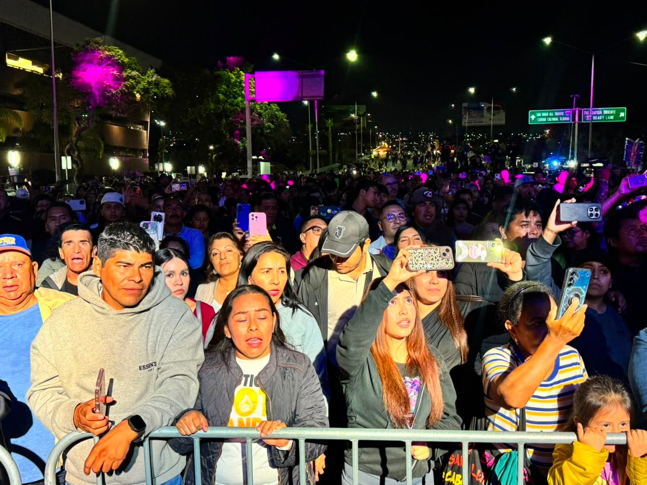 Cientos de personas asistieron al concierto gratuito de Rayito Colombiano, realizado frente al Palacio Municipal como parte de los festejos por el 137 aniversario de la fundación de Tijuana.Fotos: Border Zoom.