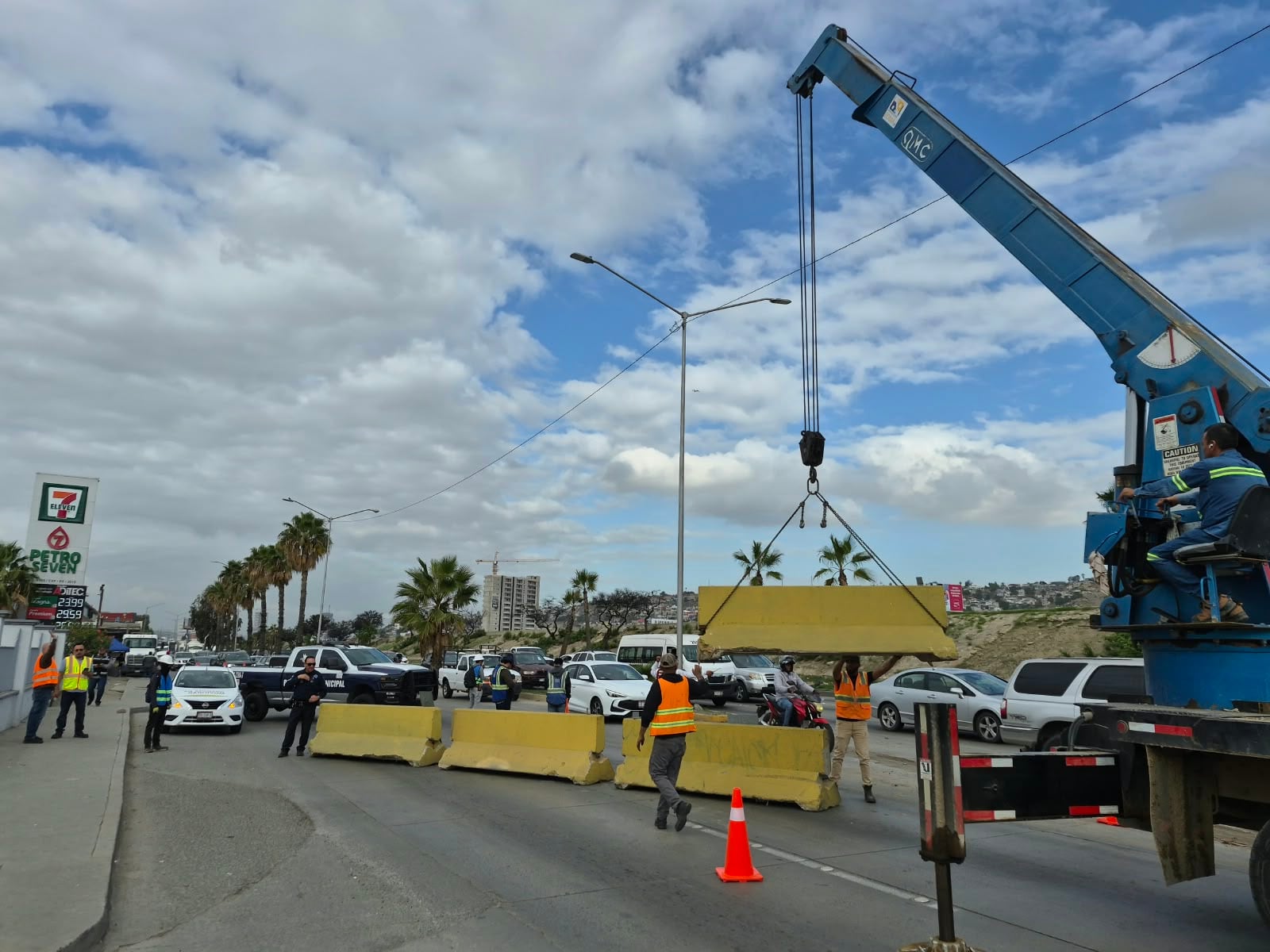El Ayuntamiento de Tijuana reparará el sistema pluvial en la Vía Rápida Poniente, a la altura de los Juzgados Civiles. Foto: Sergio Ortiz