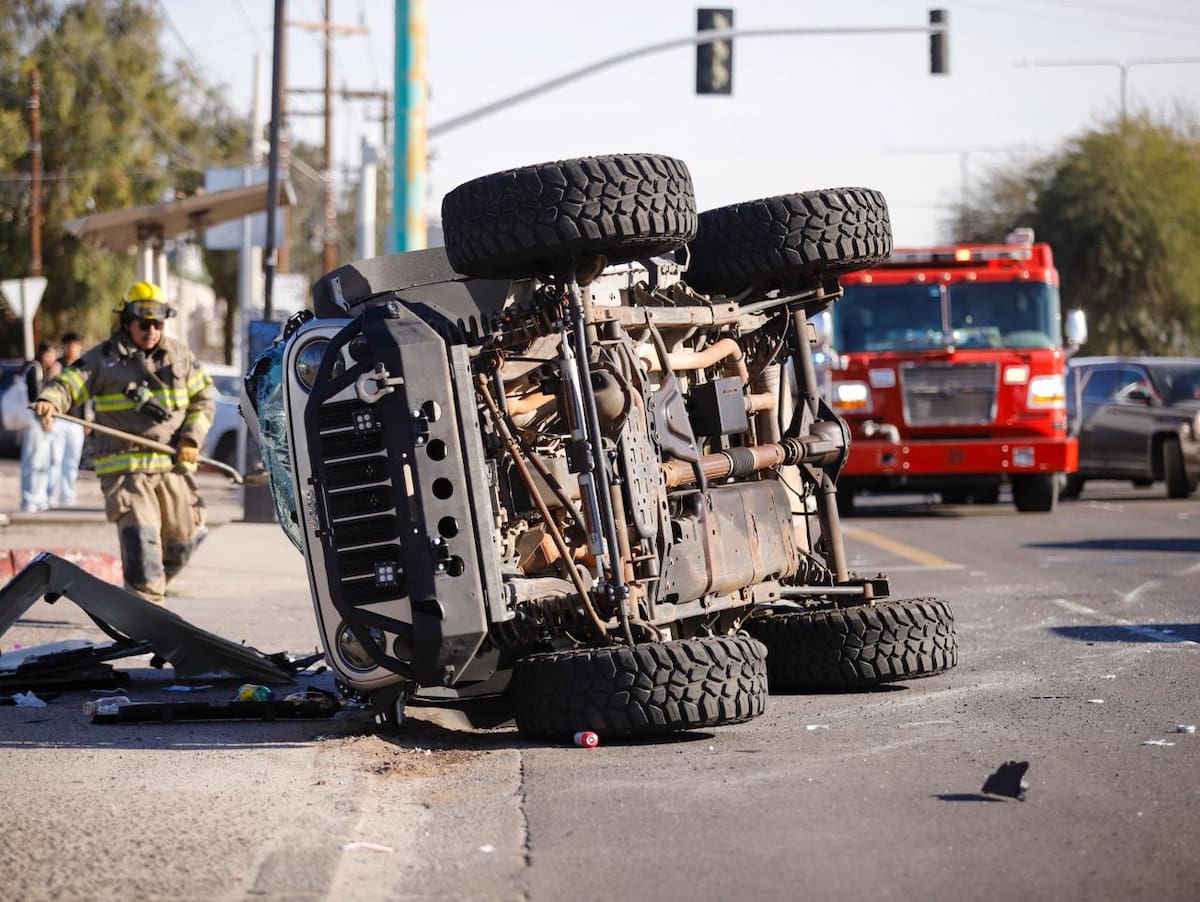 Una camioneta volcó sobre el bulevar Lázaro Cárdenas tras chocar con un auto compacto, frente a la entrada al Instituto Tecnológico de Mexicali, sin que hubiera personas lesionadas de consideración. (Foto: Juan J. Morales)