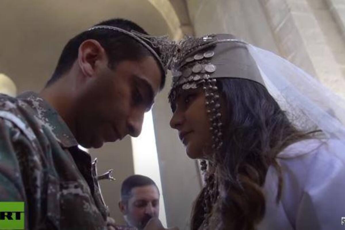 VIDEO: Contraen matrimonio en una iglesia bombardeada