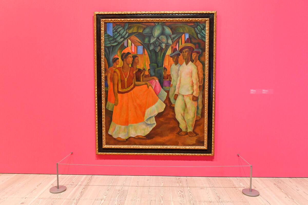 Esta imagen ofrecida por el museo Whitney de Nueva York muestra la obra "Baile en Tehuantepec" del artista mexicano Diego Rivera. El cuadro forma parte de la exposición "Vida americana", que abre al público el lunes 17 de febrero del 2020. (Whitney Museum via AP)