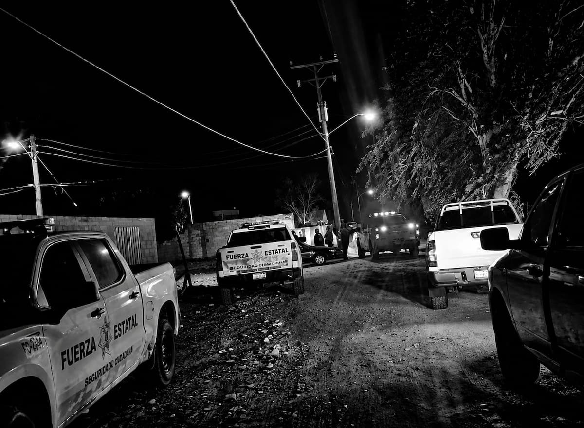 Elementos de distintas corporaciones resguardan la escena del asesinato de un agente de la Fuerza Estatal de Seguridad Ciudadana (FESC), ocurrido en Mexicali. (Said Morones)