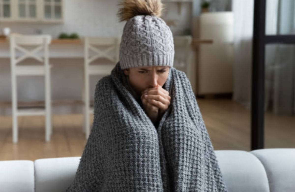 Sentir escalofríos sin fiebre no siempre es normal; estas son las causas más frecuentes y los signos que no deberías pasar por alto | Foto: Especial (canva)