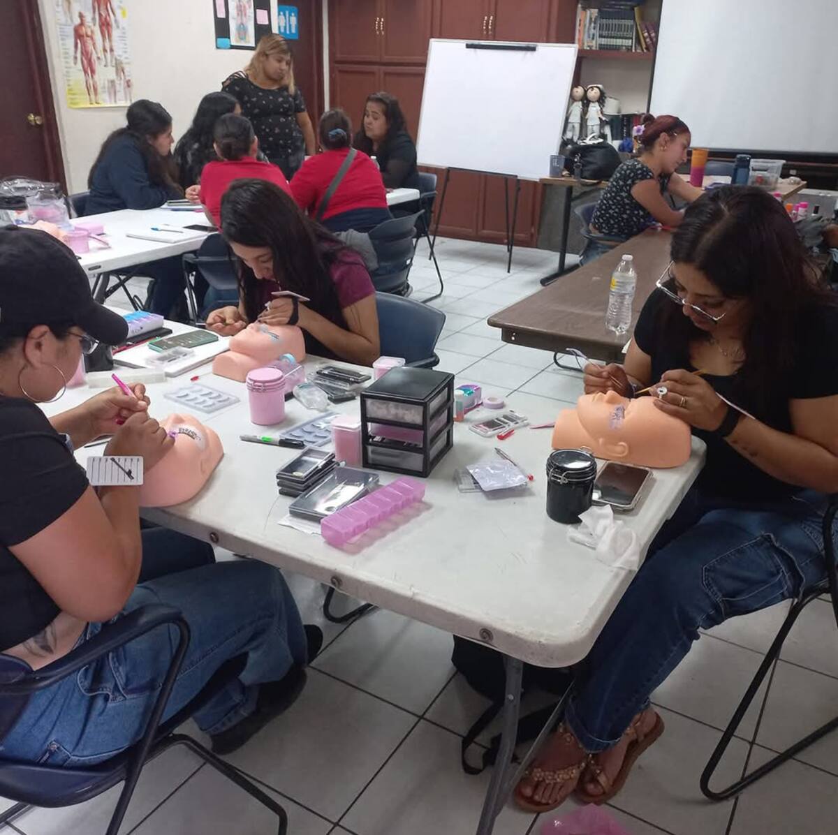 En el centro comunitario también se ofrecen cursos de enfermería, electricidad y masajes, entre otros.