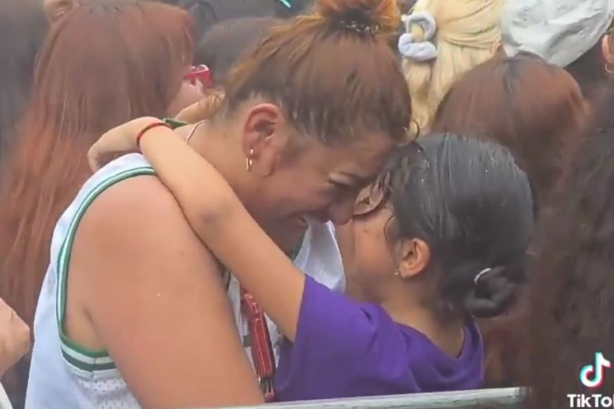 El abrazo entre una mamá y su hija durante la visita de BTS al Zócalo que hizo llorar a internet: No consiguieron boletos pero lograron verlos