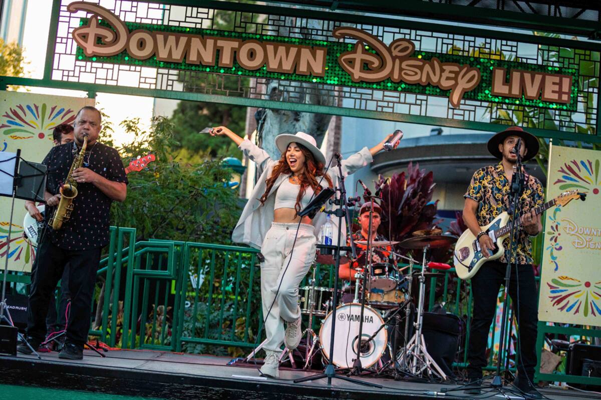 Celebra Disneyland "Mes de la hispanidad"