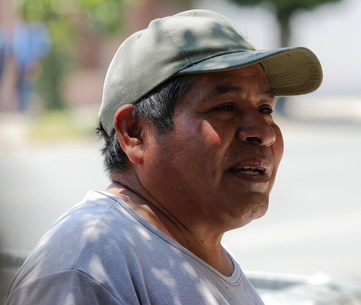 Felipe Martínez Tepetlanco, de 52 años de edad, asegura ya estar acostumbrado trabajar en días calurosos como ayer. FOTO: GERARDO GONSÁLEZ