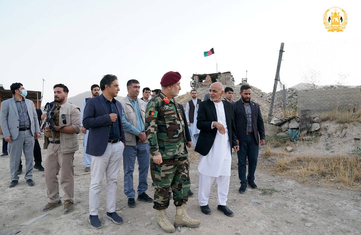El presidente de Afganistán, Ashraf Ghani, y el ministro de Defensa interino, Bismillah Khan Mohammadi, visitan a las fuerzas militares en Kabul, Afganistán. 14 agosto 2021. Palacio Presidencial de Afganistán/entrega vía Reuters. ESTA IMAGEN FUE ENTREGADA POR UNA TERCERA PARTE.