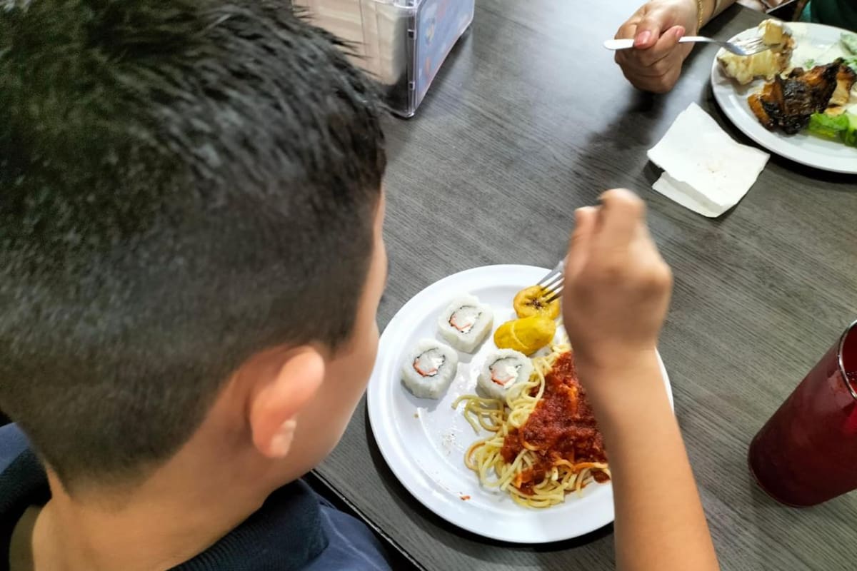 Siete menores del Albergue Temporal de Mexicali celebran su cumpleaños con comida especial