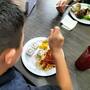 Siete menores del Albergue Temporal de Mexicali celebran su cumpleaños con comida especial