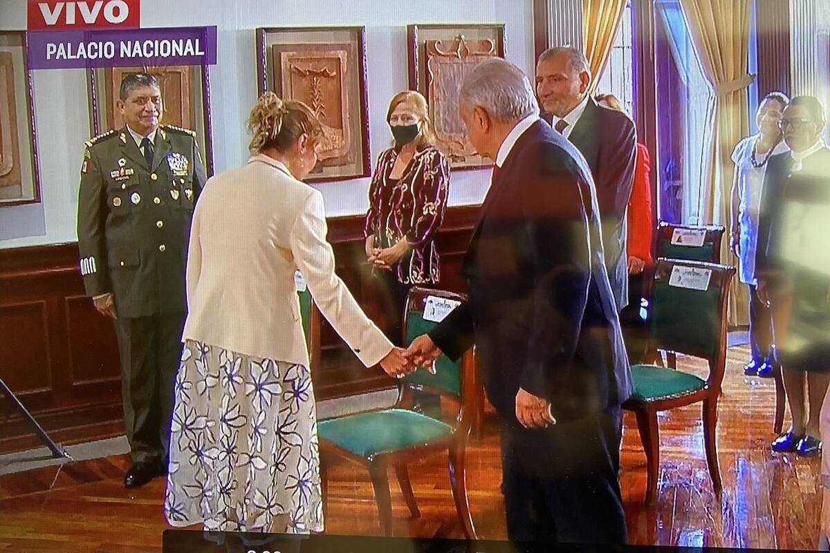 Beatriz Gutiérrez Müller tiene incidente con silla durante tercer informe de AMLO
