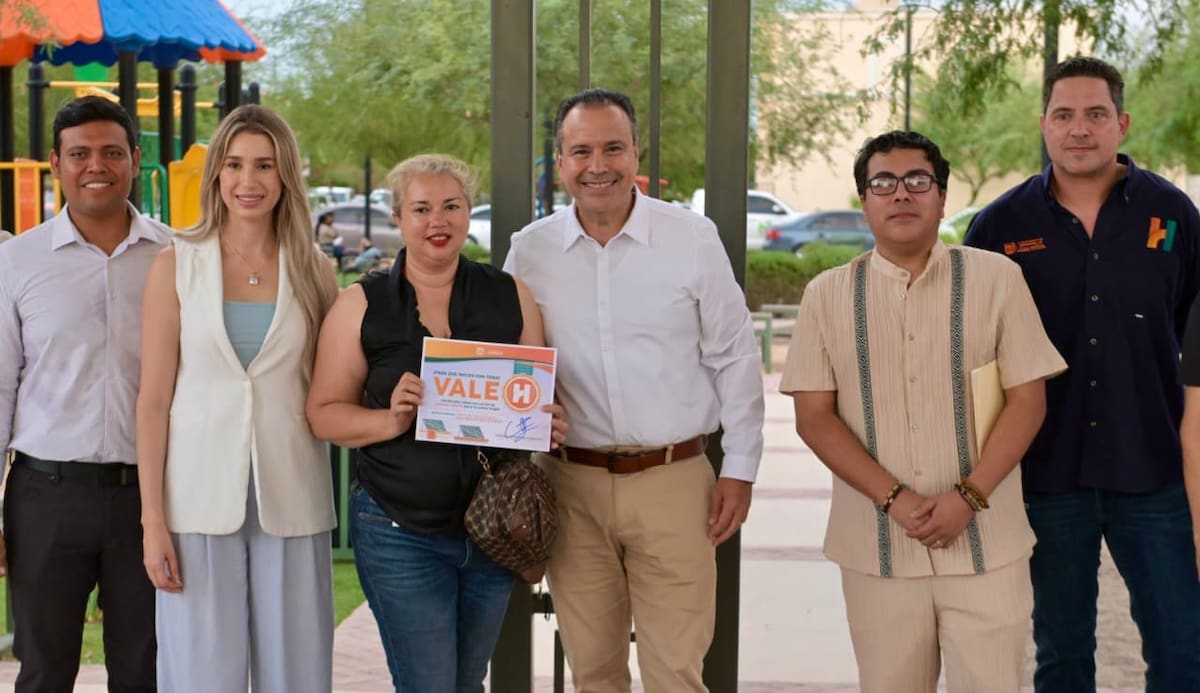 El alcalde Antonio Astiazarán encabezó la entrega simbólica de los apoyos para instalar paneles solares en 71 viviendas de Praga Residencial. FOTO: ESPECIAL