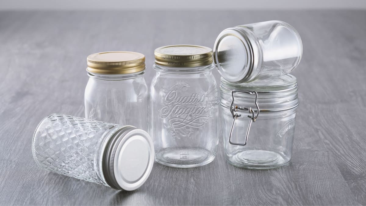 Cómo quitar las etiquetas de los tarros de cristal de forma rápida y sin residuos | Foto: Especial (canva)