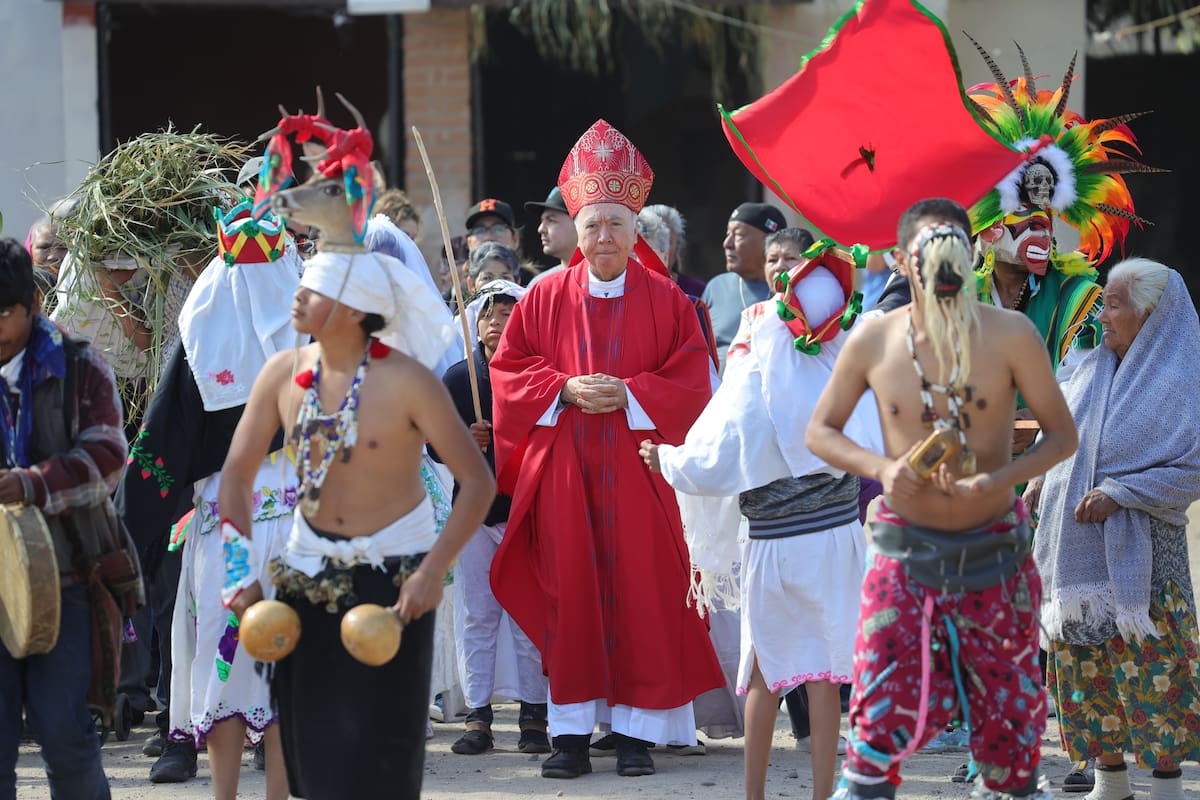 El arzobispo de Hermosillo, Ruy Rendón Leal, acudió con los yaquis para la ceremonia de bendición de la palma. | Banco digital GH/ JULIÁN ORTEGA