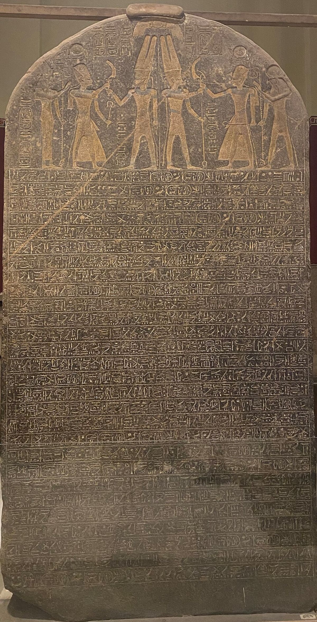 La Estela de Merneptah completa (Stele de granito con jeroglíficos, Museo Egipcio de El Cairo)
