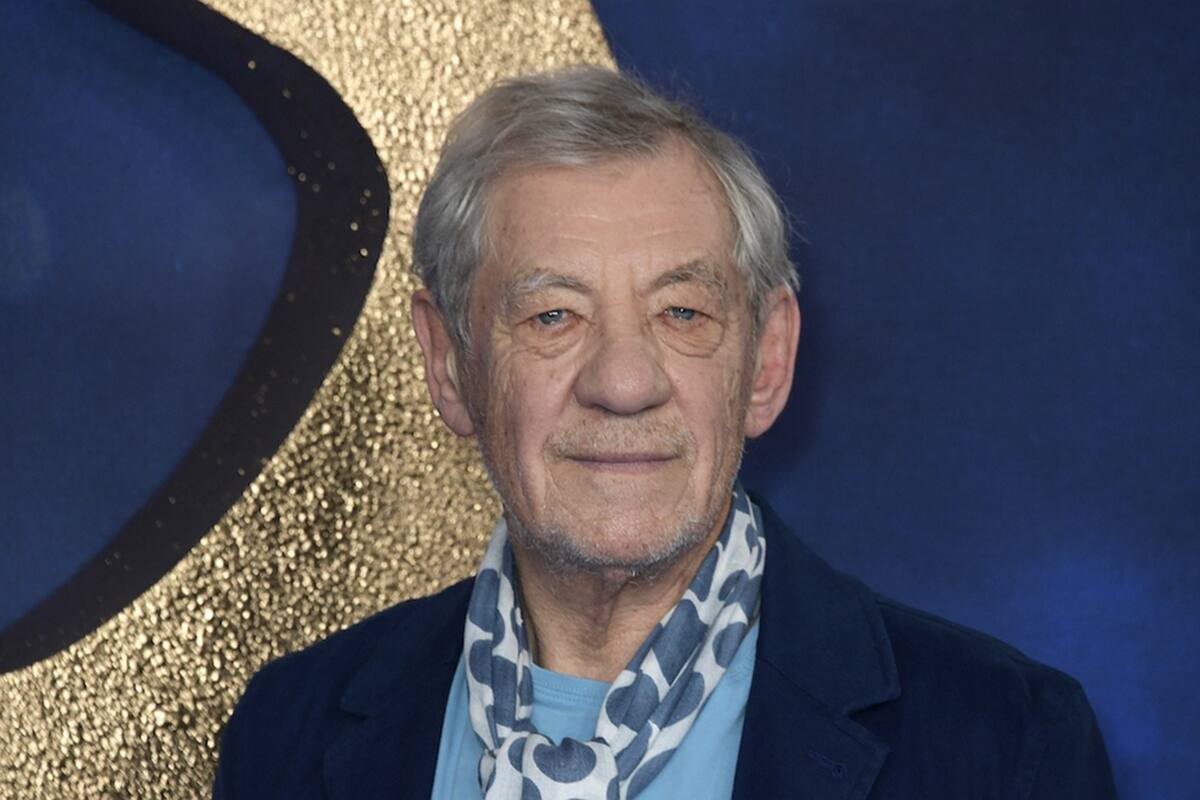 Ian McKellen, de 85 años, ha sido hospitalizado tras caerse del escenario