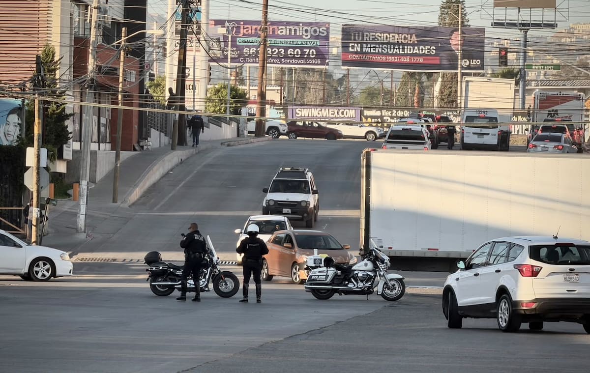Agentes municipales y de la Fiscalía resguardaron la Cruz Roja de Tijuana tras el ingreso del policía herido. Foto: Border Zoom