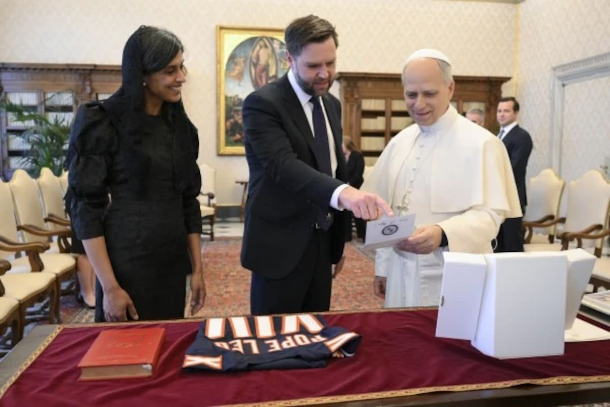 JD Vance le regaló una camiseta al Papa León XIV y le entregó una carta de Donald Trump para invitarlo a visitar Estados Unidos. | Crédito: Vatican Media